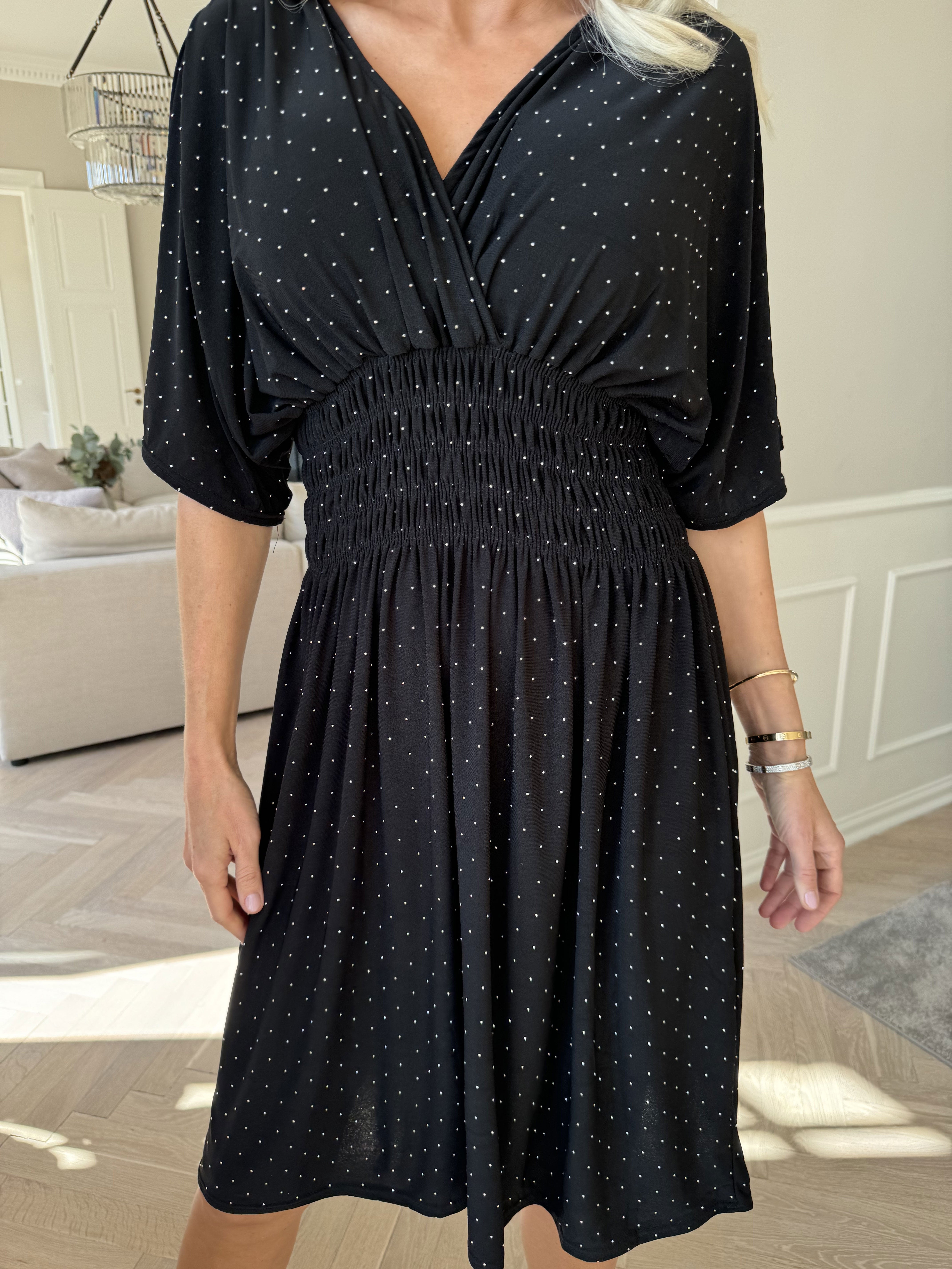 Pams Crystal Short - Kort elastisk kjole med similisten